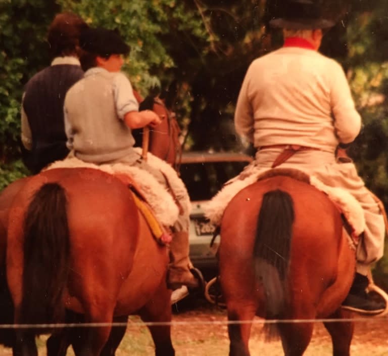 Tiempo atrás, con su abuelo Eleodoro Marenco haciendo una recorrida por el campo