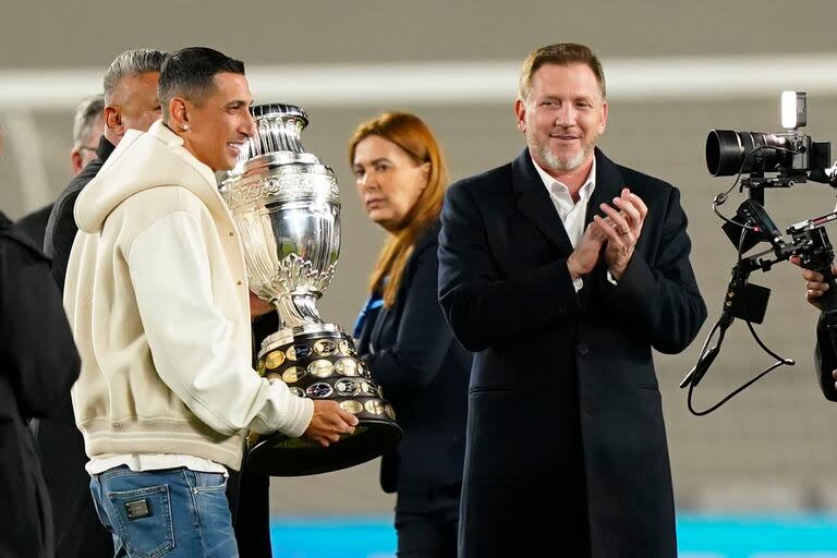 De la mano de Alejandro Domínguez, presidente de la Conmebol, Di María recibió una réplica de la última Copa América que ganó con la selección