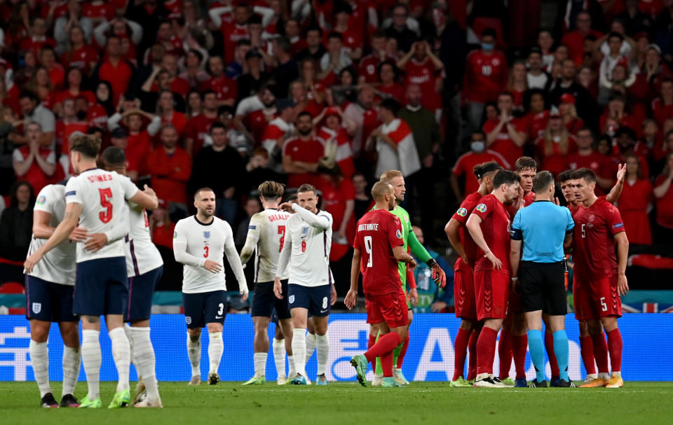 LONDON, ENGLAND - JULY 07: Pierre-Emile Hojbjerg, Yussuf Poulsen, Christian Norgaard and Joakim Maehle of Denmark confront Match Referee, Danny Makkelie as he awaits for a VAR decision for a potential penalty to England during the UEFA Euro 2020 Championship Semi-final match between England and Denmark at Wembley Stadium on July 07, 2021 in London, England. (Photo by Paul Ellis - Pool/Getty Images)