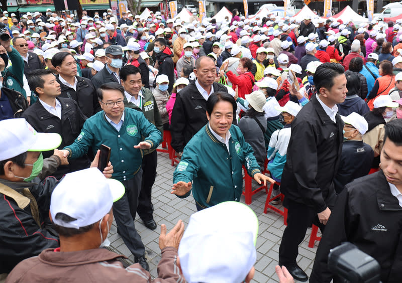 賴清德出席吳秉叡北新莊競選總部成立大會（3） 民進黨主席暨總統參選人賴清德（前中，綠外套者） 3日上午在新北市出席黨籍立委參選人吳秉叡（前右 3，綠外套者）北新莊競選總部成立大會，進場時受 到支持者熱烈歡迎。 中央社記者趙世勳攝  112年12月3日 