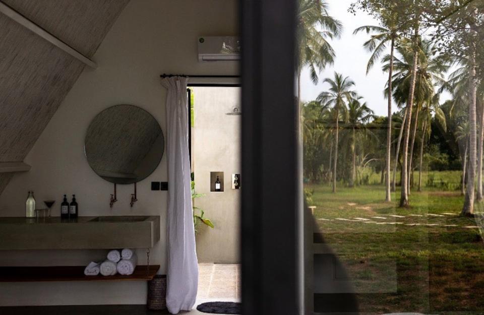 Las duchas de los baños se encuentran al aire libre y aprovechan el agua de la lluvia de esta región tropical. (Foto: Facebook / <a href="http://www.facebook.com/palmhotellanka/photos/a.2067905023508833/2330883557210977/?type=3&theater" rel="nofollow noopener" target="_blank" data-ylk="slk:PALM Hotel Sri Lanka;elm:context_link;itc:0;sec:content-canvas" class="link ">PALM Hotel Sri Lanka</a>).