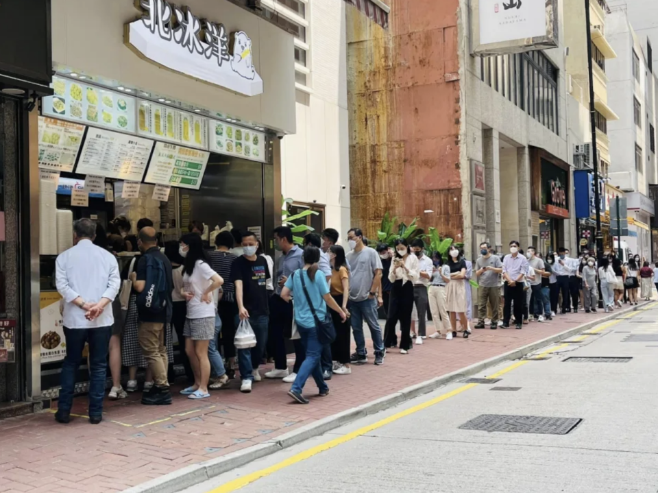 上環北冰洋午市大排長龍。 （圖：香港兩餸飯關注組）