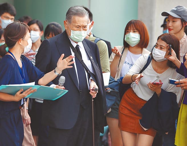 前日本首相森喜朗二度來台追悼李登輝前總統，19日下午返回日本前表示，他跟李前總統的世代已經結束，未來的時代會更複雜，但是各國一定要透過對話解決糾紛，用軍事力量對抗的時代應該要結束了。（季志翔攝）