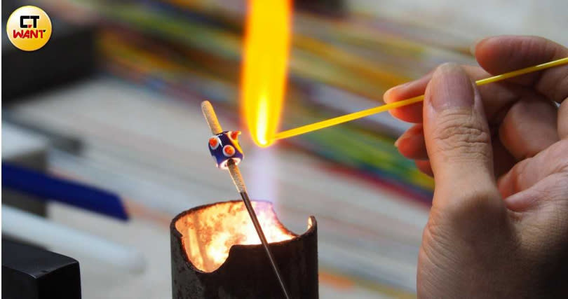 老師會一對一帶領遊客燒製琉璃珠，因會接觸高溫，國小6年級以上才可參加。（圖／魏妤靜攝）
