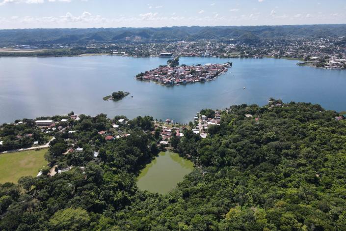 Vista aérea del sitio arqueológico Tayasal, en el municipio de Flores, departamento de Petén, 500 km al norte de la ciudad de Guatemala, el 28 de octubre de 2022.   / Crédito: CARLOS ALONZO/AFP vía Getty Images