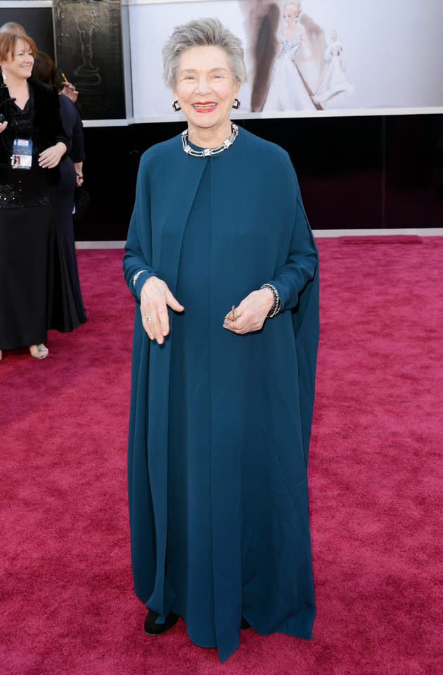 Stilvoll mit 86 Jahren: Emmanuelle Riva (nominiert für ihre Hauptrolle in Michael Hanekes „Liebe“) hüllte sich in eine petrolfarbene Robe mit bodenlangem Cape.