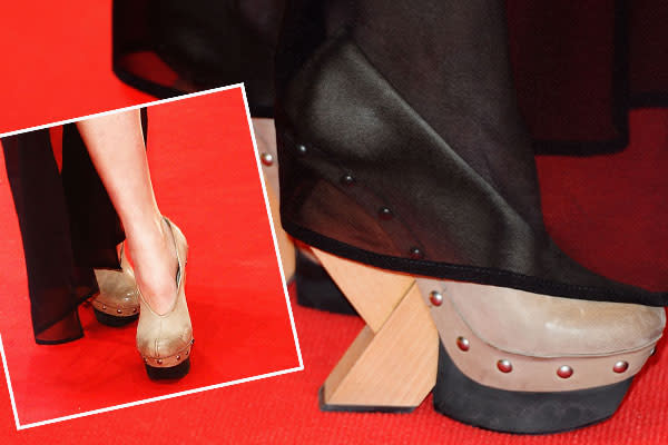 Frau Vikander wollte ihrem Look wohl das gewisse Etwas verleihen und schnallte sich einfach ein paar klobige Hobeleisen-Schuhe unter. Naja. (Bild: Getty Images)