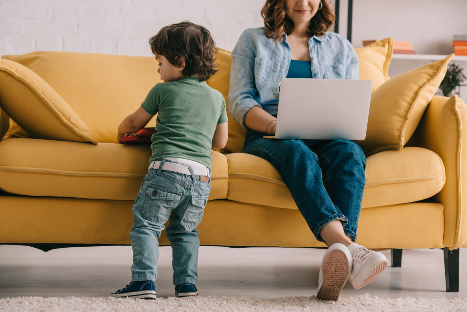 Eine Mutter erhielt von ihrem Nachbarn eine seltsame Mitteilung darüber, wie viele Minuten ihr Kind draußen spielen sollte. Foto: Getty Images