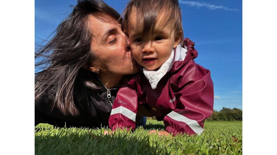 Janette shared a beautiful sun-soaked photograph alongside her daughter Lyra