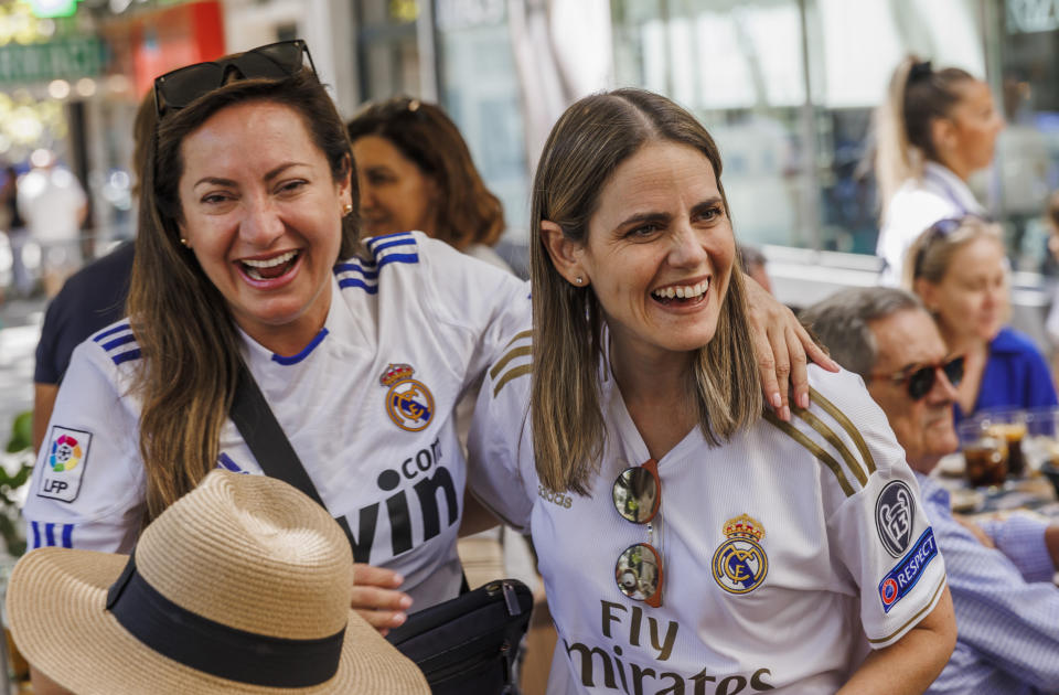 María García Mella Cid (der) con su amiga Claudia Vásquez en las afueras del estadio Santiago Bernabéu de su amado Real Madrid el 3 de agosto del 2022. (AP Photo/Pablo Garcia, File)