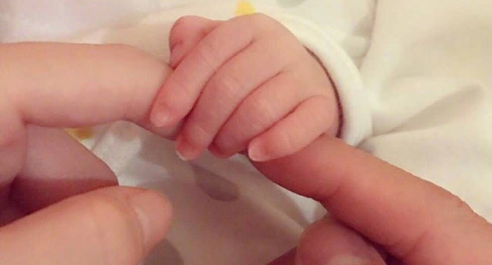 Aaron Kwok posted online a picture of his baby’s hand. (Photo: Aaron Kwok/Weibo)