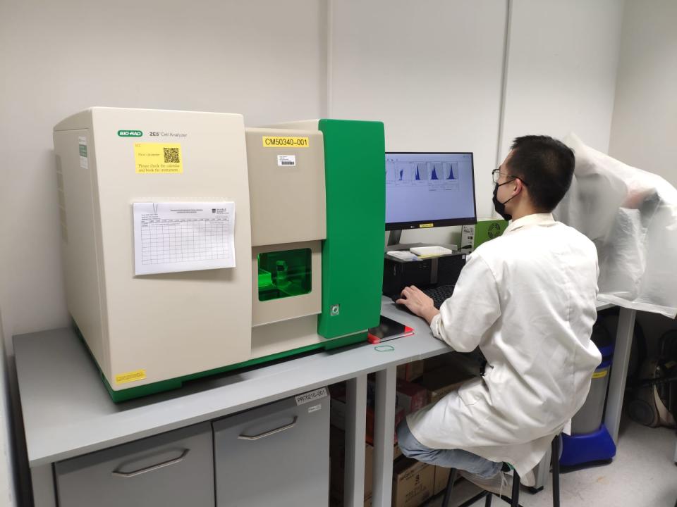 研究人員使用流式細胞儀檢測微塑膠含量，扣除前期工作，儀器可以10分鐘完成分析一個樣本。(都會大學提供相片)