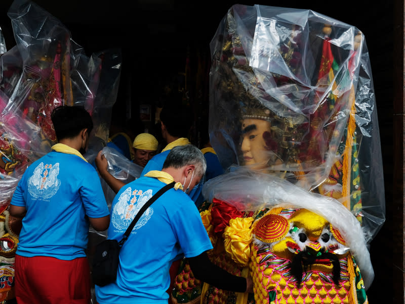 颱風馬力斯殘餘水氣伴鋒面　防大雨 中央氣象署指出，今年第2個輕度颱風「馬力斯」1日 清晨登陸廣東，強度漸減弱，對台灣無直接影響，但 殘餘水氣伴隨正接近台灣的鋒面，1日、2日應防大 雨。圖為新北市三重區先嗇宮「神農文化祭」遶境活 動。 中央社記者趙世勳攝　113年6月1日 