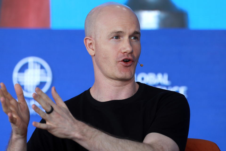 Brian Armstrong, dyrektor generalny i współzałożyciel Coinbase, przemawia podczas globalnej konferencji Milken Institute 2022, która odbędzie się 2 maja 2022 r. w Beverly Hills w Kalifornii, USA.  REUTERS/David Swanson