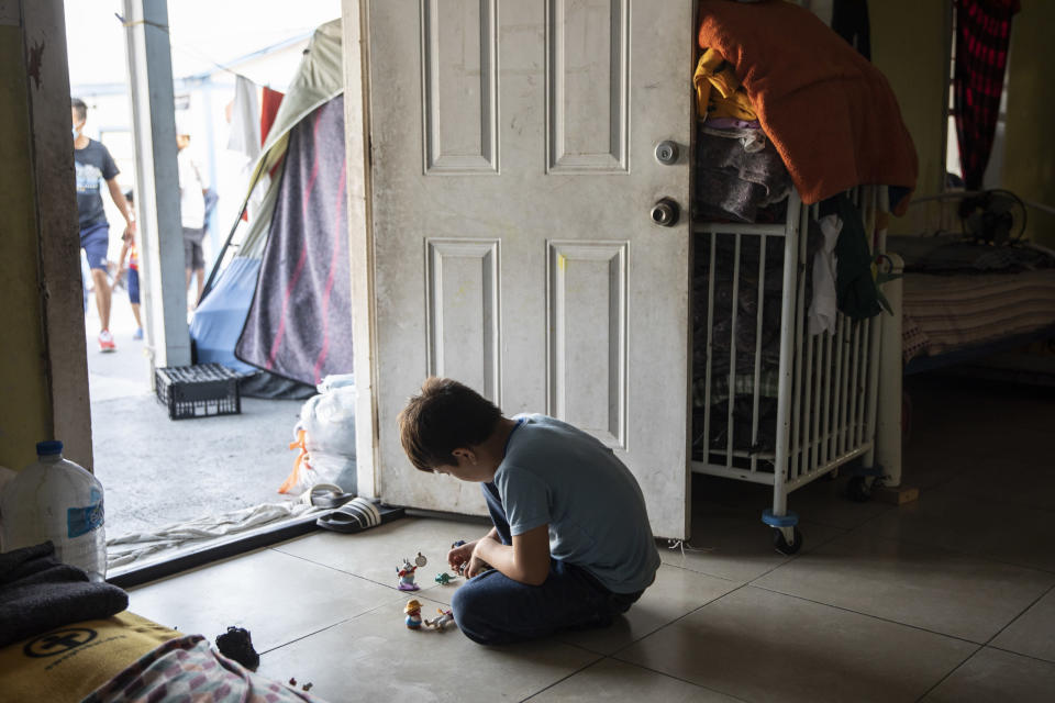 En Senda de Vida, un refugio en expansión a orillas del río Bravo, Carlos Orlando Corvera, de 8 años, de El Salvador, juega con pequeñas figuras de juguete, en Reynosa, México, el 4 de mayo de 2022. (Kirsten Luce/The New York Times)