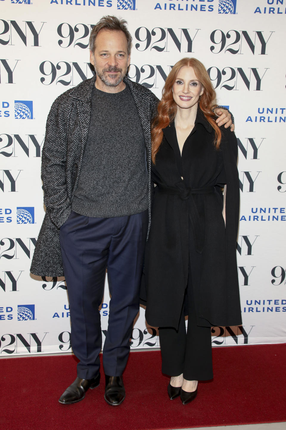 Los actores Peter Sarsgaard, izquierda, y Jessica Chastain posan tras bambalinas antes de una charla sobre la película "Memory," en The 92nd Street NY, el viernes 15 de diciembre de 2023, en Nueva York. (Foto Andy Kropa/Invision/AP)