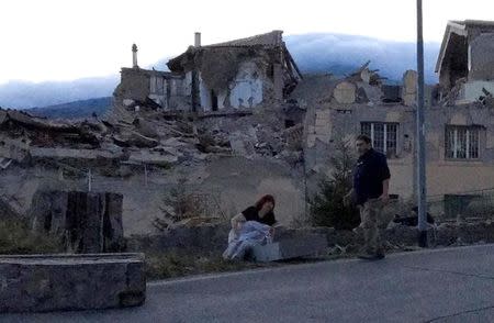 Personas descansan junto a una vía después de que un terremoto sacudió a la localidad de Amatrice, en el centro de Italia, 24 de agosto del 2016. Un devastador terremoto sacudió el miércoles varias localidades del centro de Italia, dejando al menos 120 personas muertas, residentes atrapados bajo los escombros y un número indeterminado de desaparecidos. REUTERS/Emiliano Grillotti SÓLO PARA USO EDITORIAL. NO DISPONIBLE PARA LA REVENTA NI PARA ARCHIVOS.