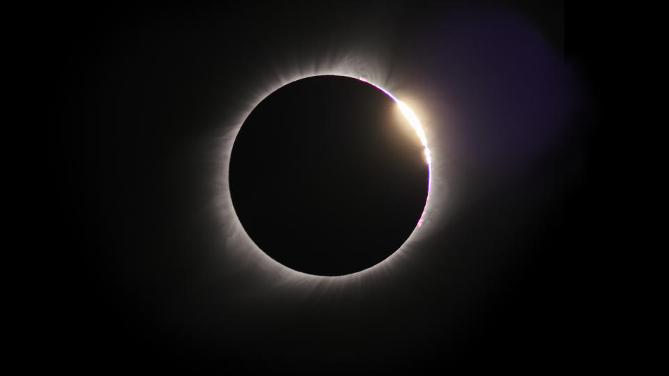 total solar eclipse showing the moon fully blocking the sun.