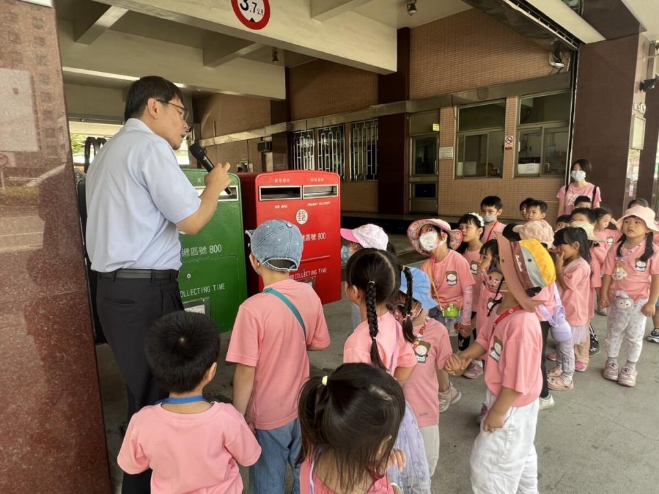 ▲高雄市立新興國小附設幼兒園」的小學童參訪高雄郵局，孩子們個個仔細用心聆聽，行銷科主管解說郵局相關業務。（記者王苡蘋翻攝）