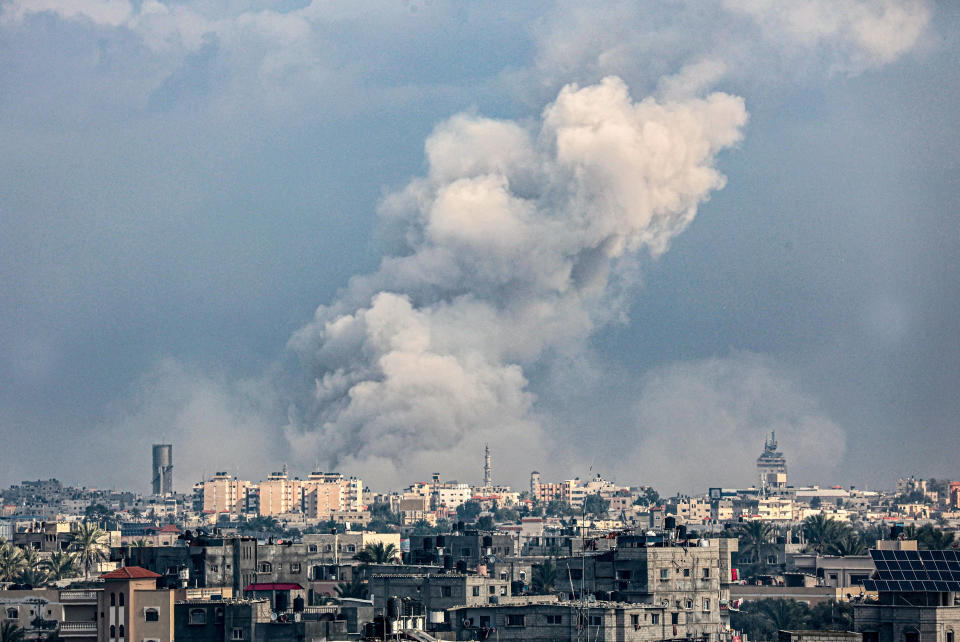 
De la fumée s’échappant de Khan Younès, dans le sud de la bande de Gaza, lors d’un bombardement israélien le 5 janvier 2024.