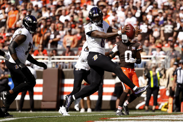 Lamar Jackson has 4 TDs as Ravens roll past Browns