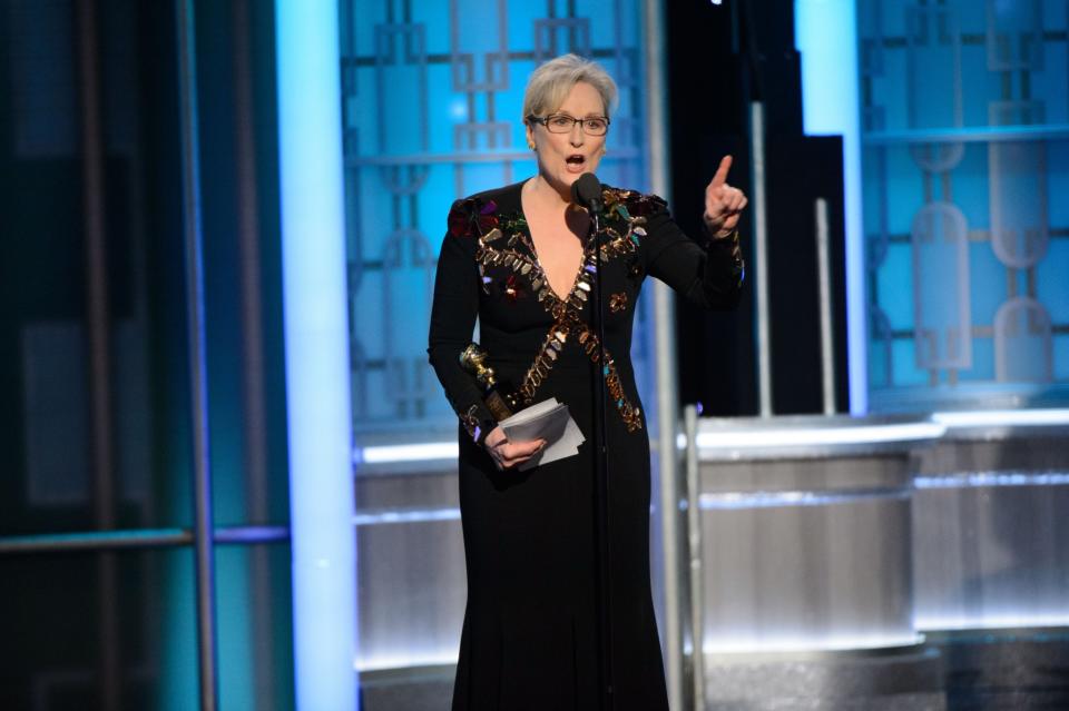 <p>Der größte Star des Abends aber war Meryl Streep. Die Hollywood-Legende erhielt den Cecil B. DeMille Award für ihr Lebenswerk und begeisterte das Publikum mit einer Anti-Trump-Rede. Der künftige US-Präsident bezeichnete Streep daraufhin als "Hillary-Liebhaberin". (Bild: ddp images) </p>