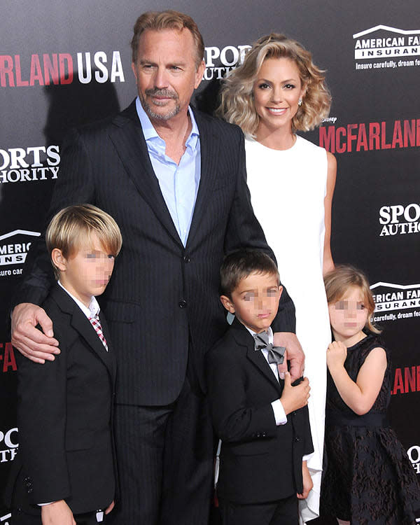 Christine Baumgartner y Kevin Costner con sus tres hijos
