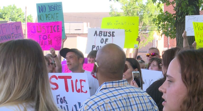Demonstrators gather in Sedalia, Mo., after Hannah Fizer was shot by police. (KOMU)