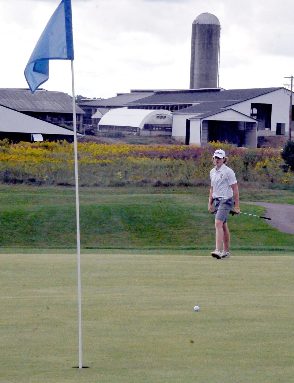 Waynedale Trey Barkman watches his long putt as it heads toward the hole.