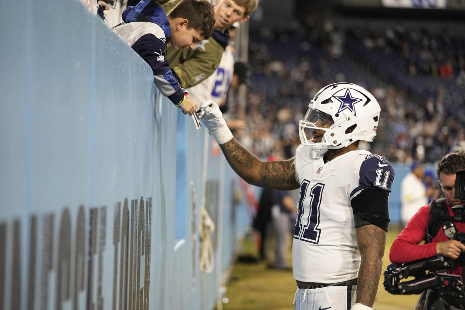 Dallas Cowboys linebacker Micah Parsons (11) signs autographs before Thursday's game. (AP Photo/Chris Carlson)