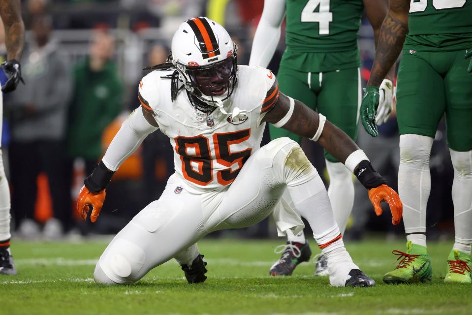 Cleveland Browns tight end David Njoku (85) reacts after gaining a first down against the New York Jets on Dec. 28, 2023, in Cleveland.