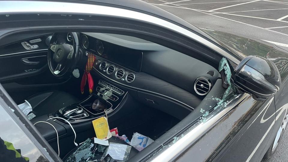 被害車輛被破窗竊取財物。（圖／翻攝畫面）