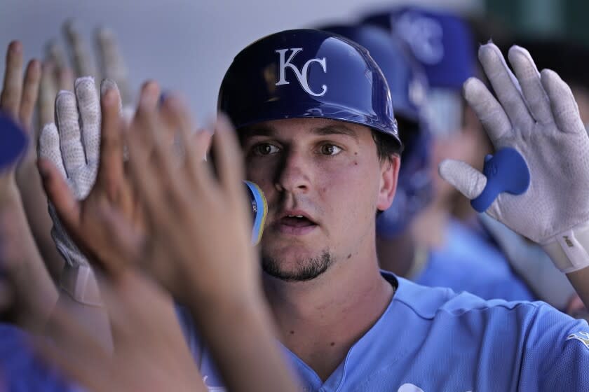 }Vinnie Pasquantino, de los Reales de Kansas City, festeja en el dugout tras conectar un jonrón de dos carreras en el primer juego de una doble cartelera ante los Medias Blancas, el martes 9 de agosto de 2022 (AP Foto/Charlie Riedel)