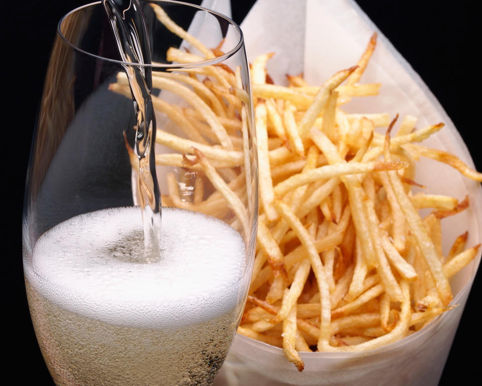 Gute Nachrichten fürs Portemonnaie: Knusprige French Fries sind der perfekte kulinarische Begleiter zu Champagner. (Bild: Getty Images)