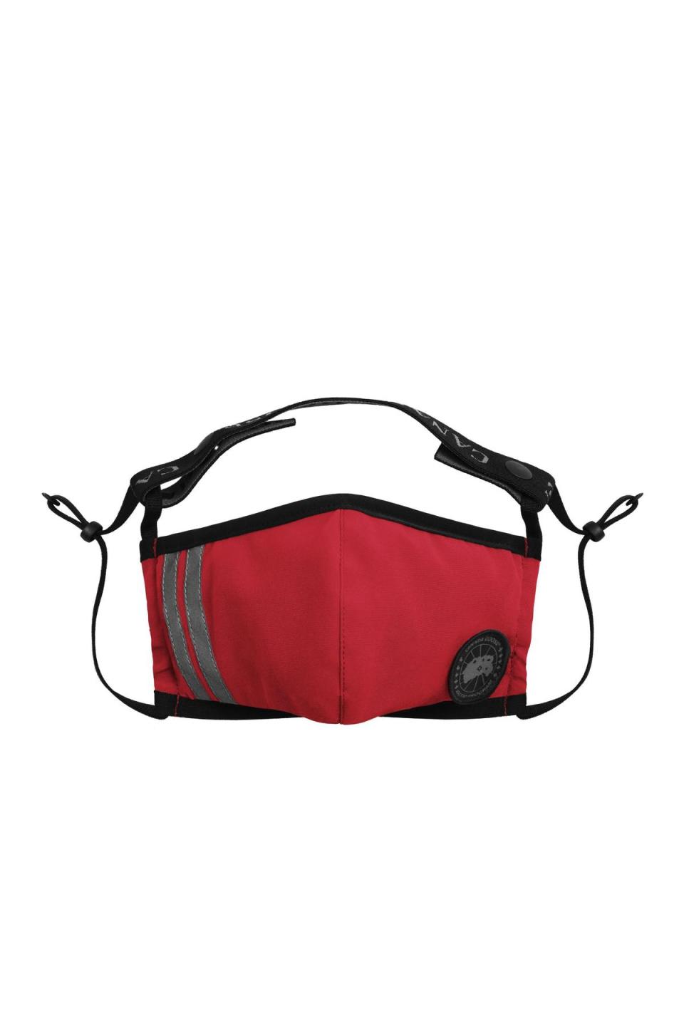 進階款紅色Tech Disc口罩採用自行研發Arctic Tech極地面料，能防止濕氣及細菌進入口罩內的進階款式 NT$4,000。（Canada Goose提供）