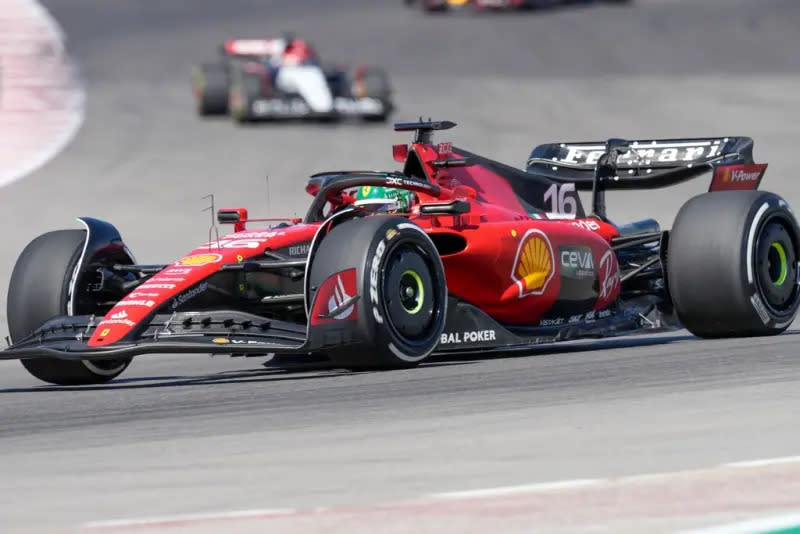 ▲F1七冠王Lewis Hamilton近期宣布2025年將披紅袍，轉戰法拉利車隊引發熱議。圖為法拉利車隊的車手Charles Leclerc所駕駛的賽車。（圖／美聯社／達志影像）