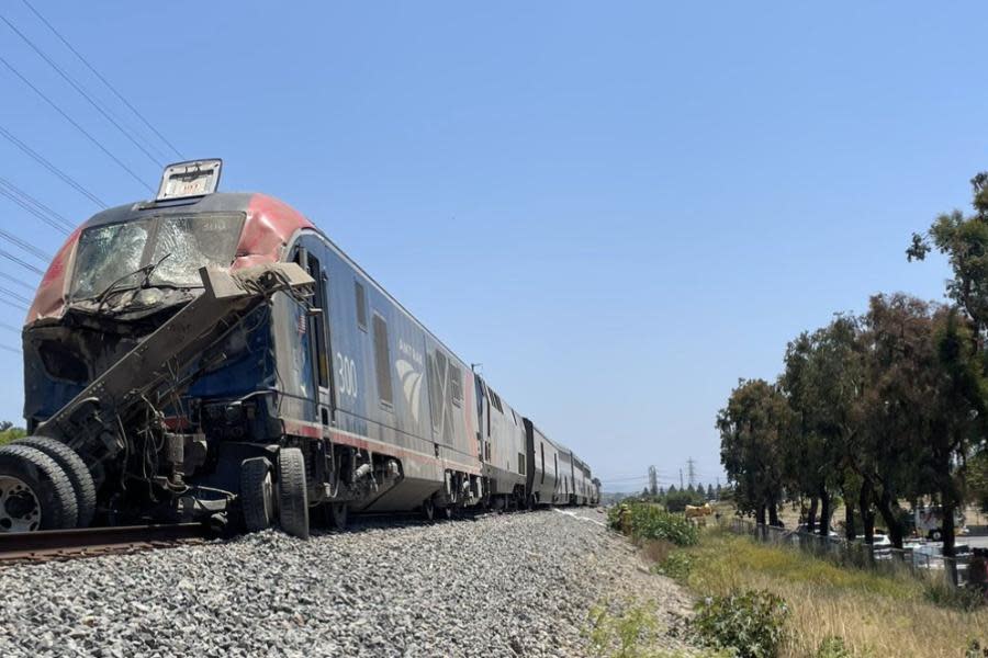 Tren con casi 200 pasajeros se descarrila en California 