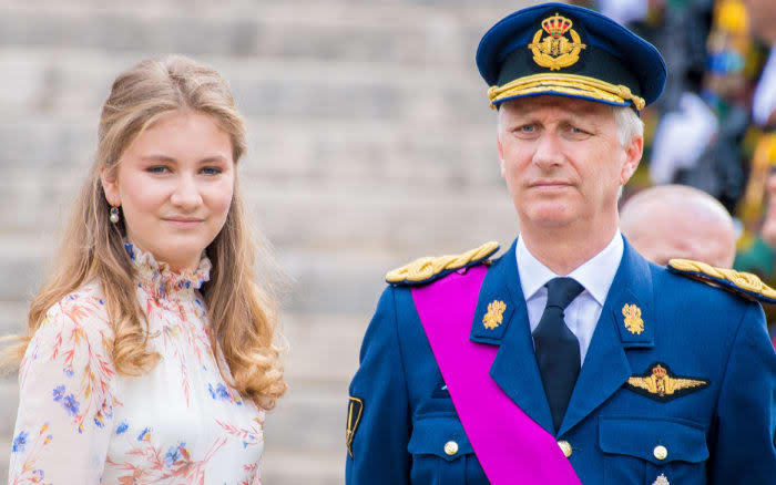 La princesa Elisabeth de Bélgica y su padre el rey Felipe