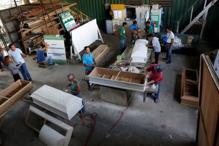 Former drug users undergoing rehabilitation make coffins as part of a local government drug rehabilitation program for people involved with the drugs "Shabu" (Methamphetamine Hydrochloride) in Olongapo city, northern Philippines, October 5, 2016. REUTERS/Erik De Castro