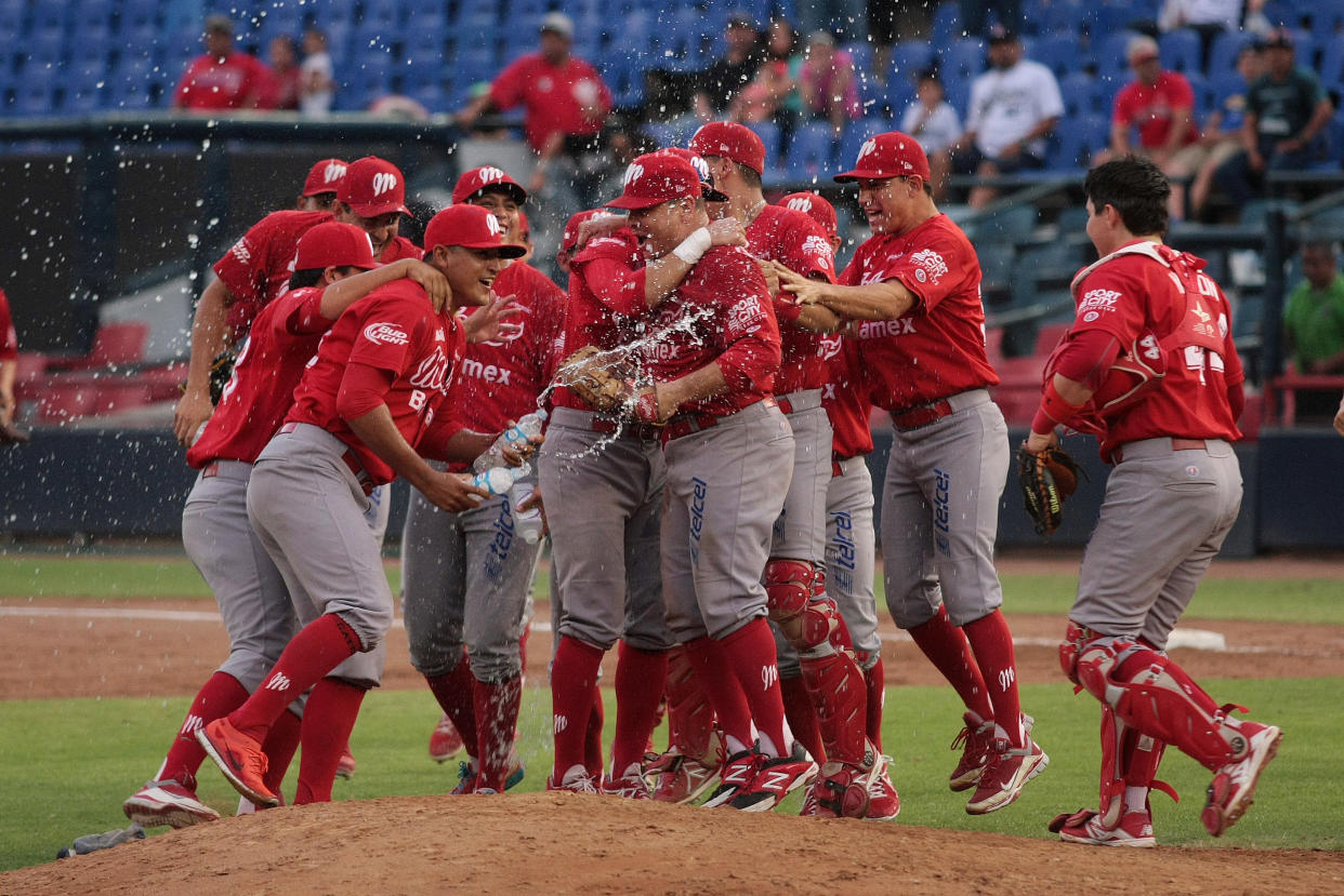 MONTERREY, MEXICO - AGOSTO 30: Jugadores del Diablos Rojos en festejo durante el cuarto juego de la serie final por el campeonato de la Zona Norte, en el estadio Monterrey, agosto 30 de 2014 en Monterrey, Mexico. (Foto: Angel Cervantes/JAM MEDIA)