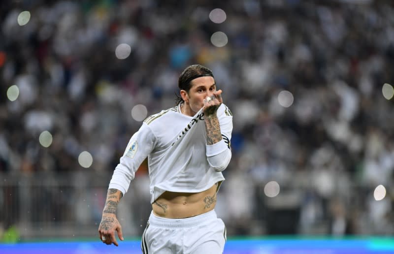 FOTO DE ARCHIVO: Sergio Ramos celebra tras anotar el penal que dio el título de la Supercopa de España al Real Madrid frente al Atlético de Madrid.