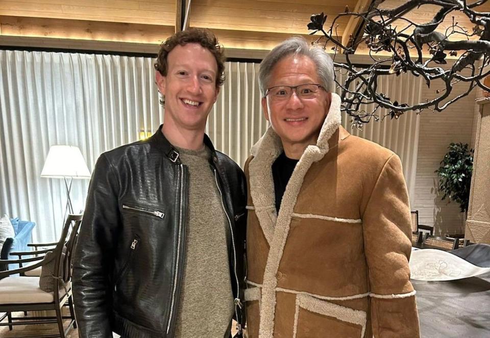 祖克柏（左）與黃仁勳（右）同框，互相交換外套穿。（翻攝Mark Zuckerberg IG）