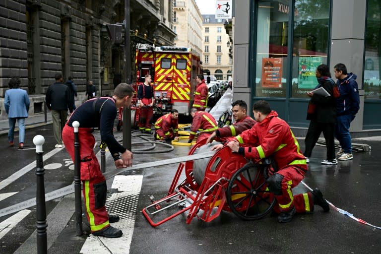 Una brigada de bomberos opera tras el incendio en un apartamento del segundo distrito de París el 30 de abril de 2024 (Miguel Medina)