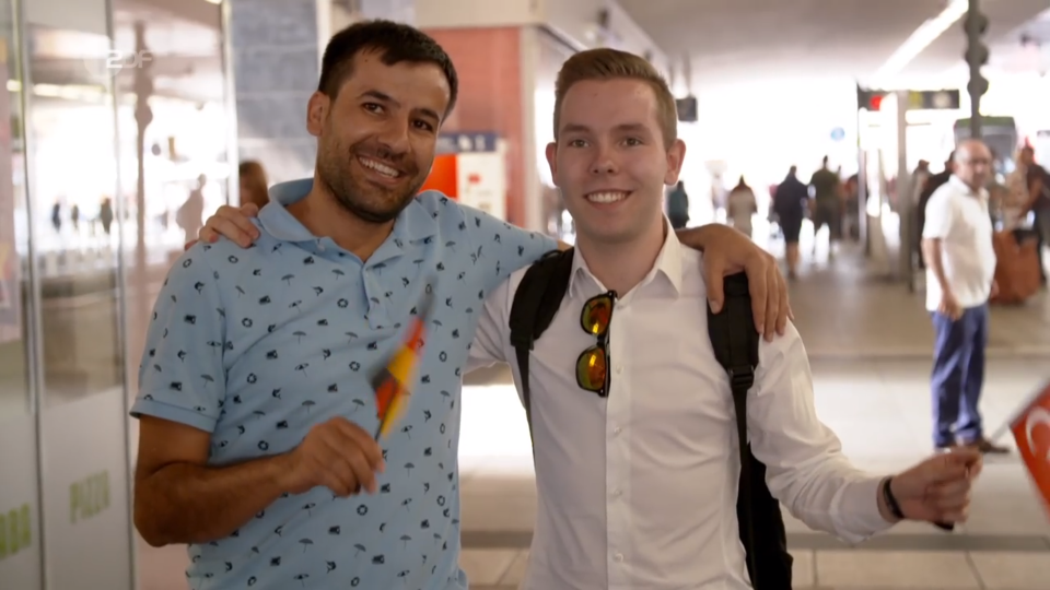 In trauter Freundschaft vereint: Ein Deutscher wedelt mit der türkischen Flagge, ein Türke hat die deutsche Flagge in der Hand. Foto: Screenshot / ZDF