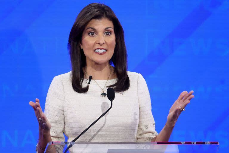 La candidata presidencial republicana, ex embajadora de la ONU, Nikki Haley, participa en el debate primario presidencial republicano de NewsNation en el Moody Music Hall de la Universidad de Alabama el 6 de diciembre de 2023 en Tuscaloosa, Alabama