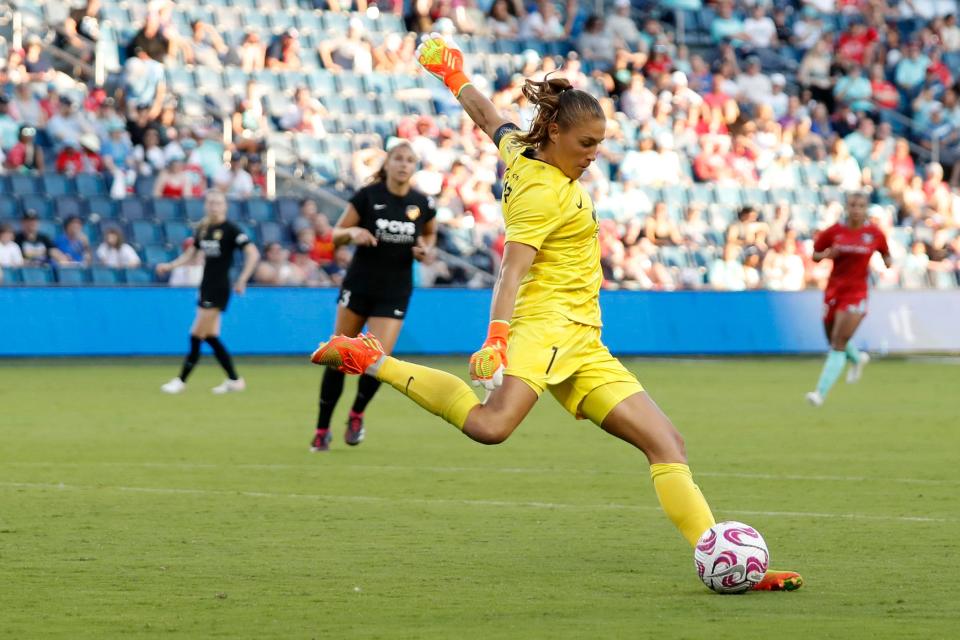 Washington Spirit goalkeeper Aubrey Kingsbury (1) passes the ball during the second half against the Kansas City Current June 18.