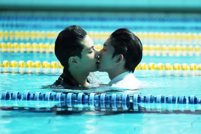 WBL系列影集《第二名的逆襲》「德逸CP」林子閎（左）、楊宇騰在大銀幕羞看泳池「拉領帶之吻」直呼好甜。（WeTV、結果娛樂提供）