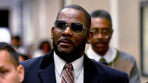 PHOTO: R. Kelly, center, leaves the Daley Center after a hearing in his child support case May 8, 2019, in Chicago. (Matt Marton/AP, FILE)