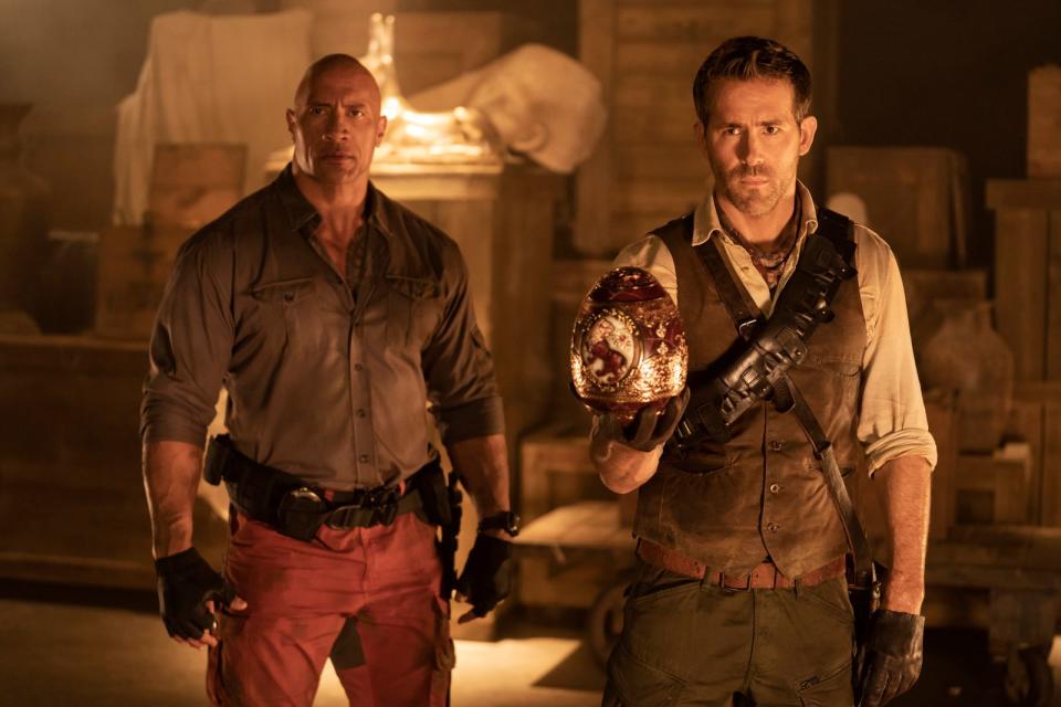 John Hartley (Dwayne Johnson, links) und Nolan Booth (Ryan Reynolds) suchen in 