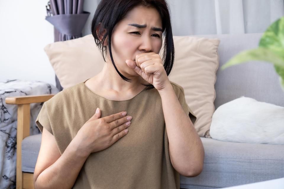 高燒不退、劇烈咳嗽，也可能是感染「人類間質肺炎病毒」。（示意圖／Getty Images）